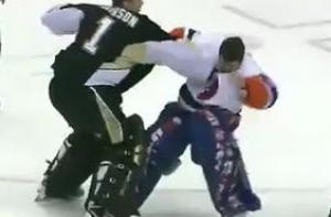 NHL: Вратарь «Питтсбурга» нокаутировал коллегу из «Нью-Йорка»  (ВИДЕО)