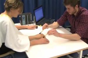 Человека подружили с третьей рукой