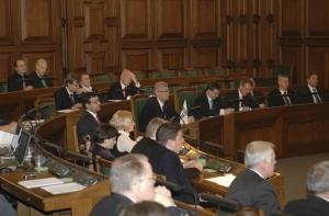 Поправки Затлерса о двойном гражданстве оценят комиссии Сейма