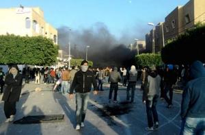 Акция протеста в столице Туниса собрала около 100 тысяч человек