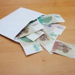Латвийцы требуют зарплаты в конвертах