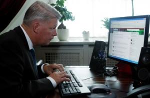 Затлерс поздравил женщин с помощью интернета