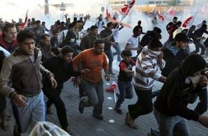 Тысячи шиитов потребовали отставки премьера Бахрейна