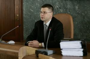 Премьер оправдывает повышение зарплат советникам решением Сейма