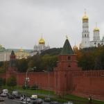 Женщина прорвалась на машине к Кремлю и требует встречи с Медведевым