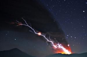 На юге Японии началось извержение вулкана