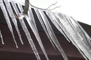 Полиция штрафует за неочищенные от снега тротуары и крыши