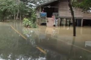 В Таиланде военные корабли эвакуируют туристов