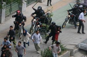 Полиция Ирана применила газ в новых столкновениях с оппозицией