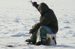 Спасатели сняли рыбака с дрейфующей льдины