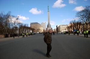 Бельгиец упал с памятника Свободы и сломал ногу
