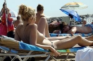 В Барселоне запретили гулять в купальниках