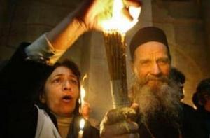 Верующие в Иерусалиме дождались появления благодатного огня