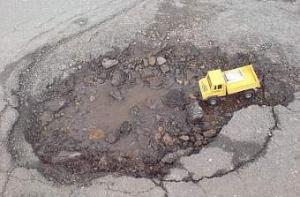 На Саркандаугаве проломился асфальт