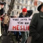 Латвийцы предпочитают мирные акции протеста