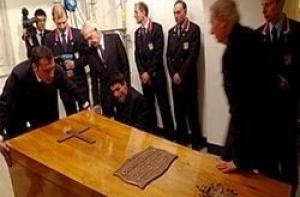 Гроб с телом Иоанна Павла II извлечен из склепа для беатификации