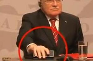 Президента Чехии поймали на краже (ВИДЕО)