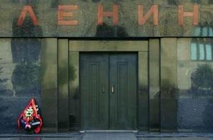Коммунисты сегодня возлагают цветы к Мавзолею Ленина