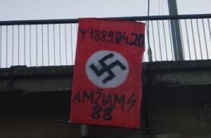 В Вильнюсе неизвестные вывесили нацистские флаги