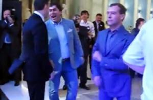 Танцующий Медведев стал звездой Интернета