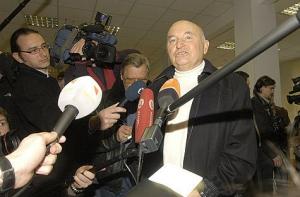 Лужкову все же дали британскую визу. Он сразу улетел в Лондон