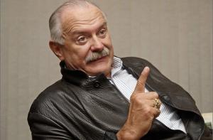 Михалков раскритиковал Медведева и Путина за то, что они сидели на Параде Победы