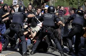 В Барселоне протестующих разогнали резиновыми пулями