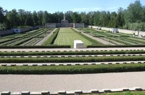 Руководители Латвии и дипломаты возложили цветы на Братском кладбище