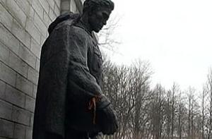 Эстонская полиция не мешает собираться у Бронзового солдата