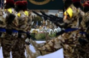 Каддафи начал набирать в армию женщин и детей