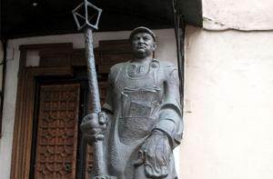 «Лужкова-дворника» убрали со двора на Петровке