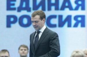 Медведев признал необходимость вступления президента в партию