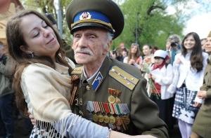 Тысячи людей празднуют День Победы на улицах Москвы