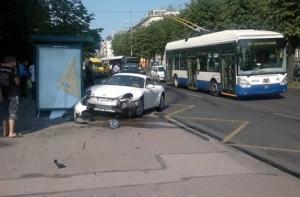 23-летняя девушка на Porsche врезалась в остановку у Кафедрального собора