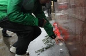 Молодёжь возложила цветы к посольству Латвии в Москве