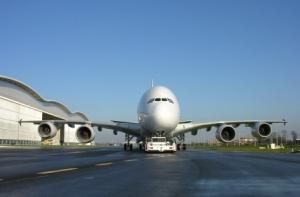Гигантскому лайнеру Airbus разрешили прилететь в Ле Бурже