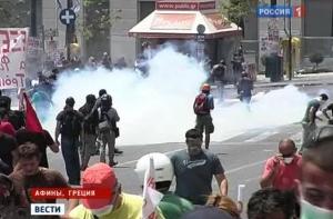 Перед греческим парламентом полиция атаковала демонстрантов