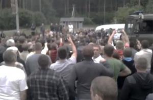 Протестующих белорусских водителей разогнали газом (ВИДЕО)