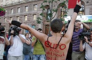 Обнаженная феминистка сорвала открытие часов Евро-2012