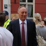 Зарплату за первые месяцы президент пожертвует школам