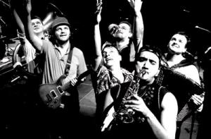 ПРЯМАЯ ВИДЕОТРАНСЛЯЦИЯ: в Дзинтари выступает Эмир Кустурица и No Smoking Orchestra