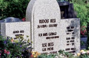 Власти Германии ликвидировали могилу «нациста номер три»