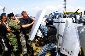 Казаки подрались с украинской милицией из-за креста