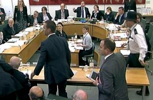 Медиамагната Мердока облили пеной для бритья (ВИДЕО)