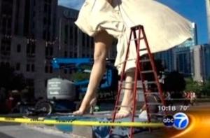 Американская художница нацеловала портрет Мэрилин Монро