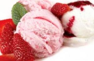 Покупатели разбирают мороженое и воду