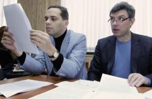 Приставы разрешили Немцову и Милову выезжать за границу