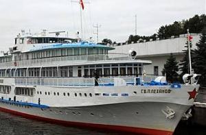 Теплоход с 200 туристами отправили на свалку