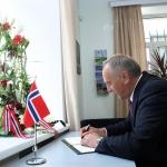 Президент расписался в книге соболезнований в посольстве Норвегии