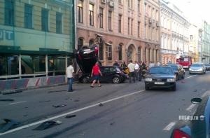 Спорткар устроил погром в центре Москвы, разметав и расплющив машины (ВИДЕО)